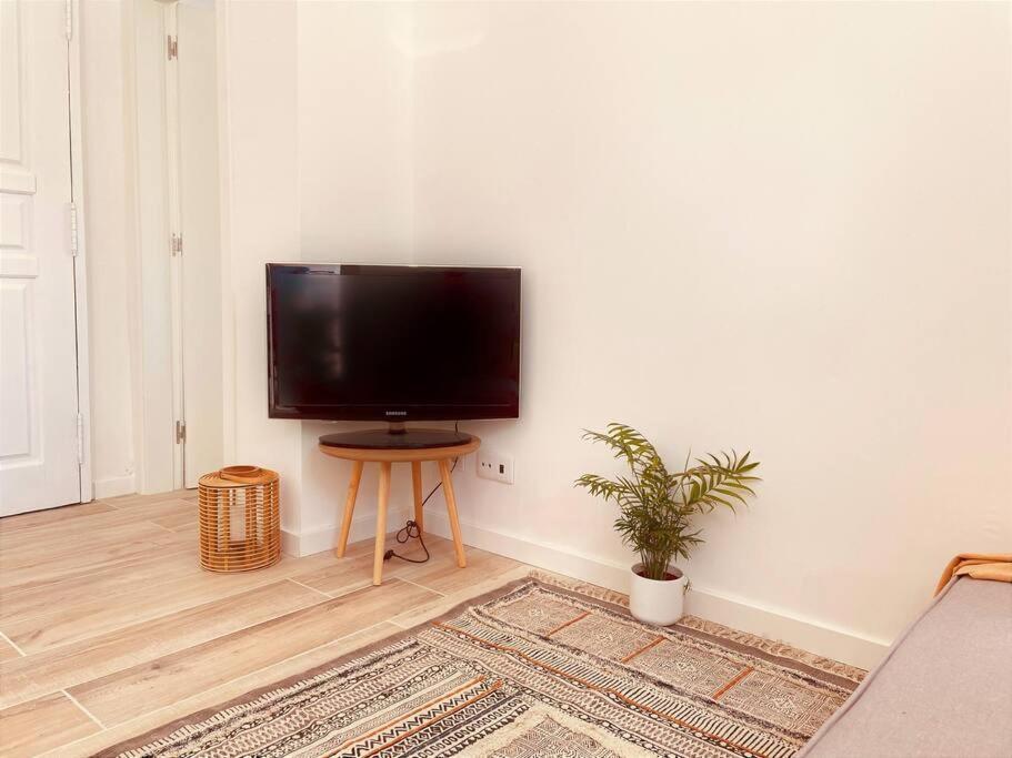 Cozy Apartment With Private Courtyard Barcarena Exterior photo